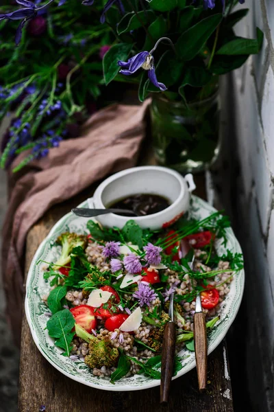 Boekweit salade. vegeterian Dish — Stockfoto