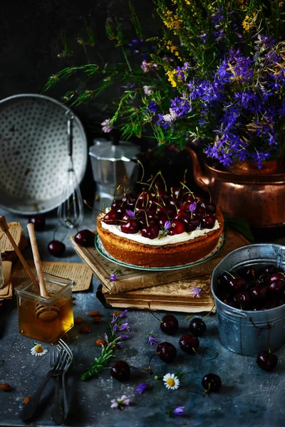 Ser śmietankowy lukier ciasto wiśniowe. naturalne światło — Zdjęcie stockowe