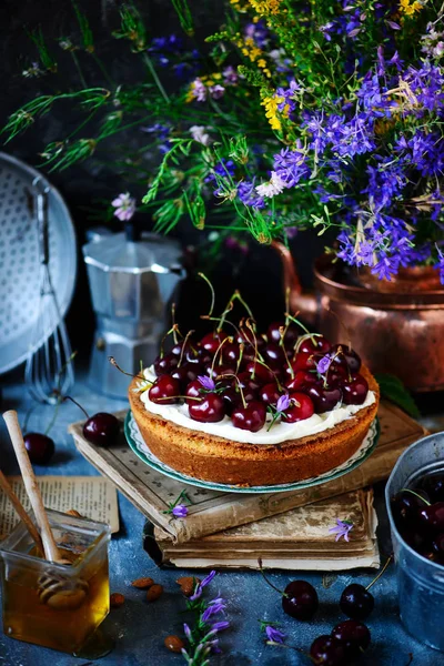 Cream cheese frosting cherry cake. natural light — Stock Photo, Image