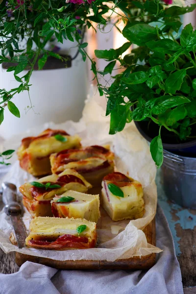 Italienischer Kuchen mit Salami, Kartoffeln und provolone.selektiver Fokus — Stockfoto