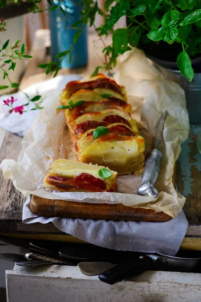 Italiaanse taart met salami, aardappelen en provolone. selectieve focus — Stockfoto