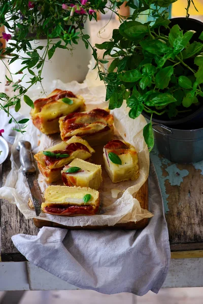 Italienischer Kuchen mit Salami, Kartoffeln und provolone.selektiver Fokus — Stockfoto