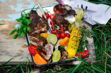 Sebze ve mısır ile Barbekü kaburga.