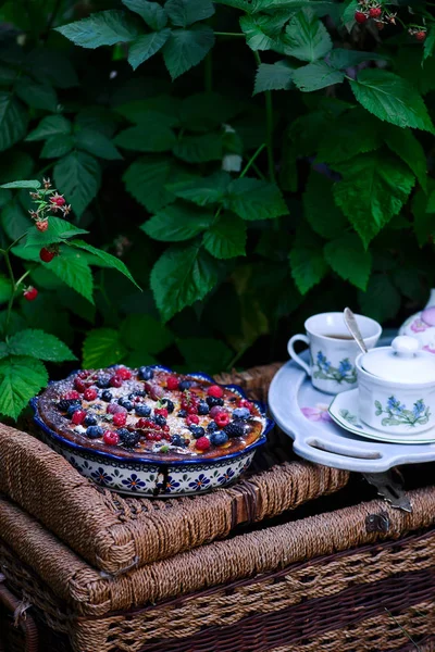 Berry Mix yaz kek.. tarzı rustik — Stok fotoğraf