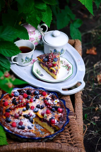 Berry Mix Summer Cake..style rustic — Stock Photo, Image