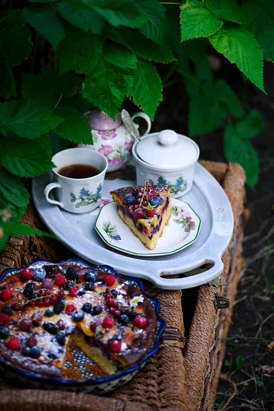 浆果混合夏季蛋糕。风格质朴 — 图库照片