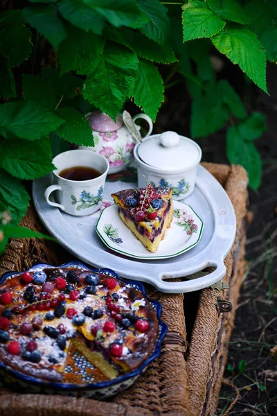 浆果混合夏季蛋糕。风格质朴 — 图库照片