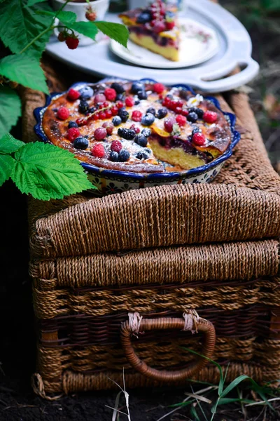 Berry Mix Summer Cake..style rustic — Stock Photo, Image