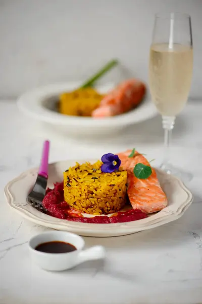 Salmón con arroz y salsa de remolacha.. abrazo estilo —  Fotos de Stock