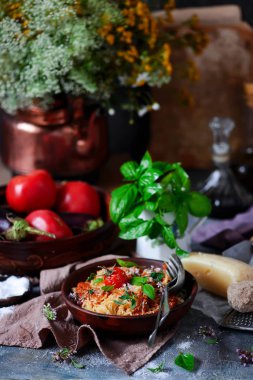 Pasta Alla Norma. . stil rustik. seçici odak