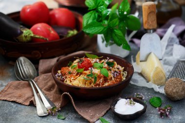 Pasta Alla Norma. . stil rustik. seçici odak