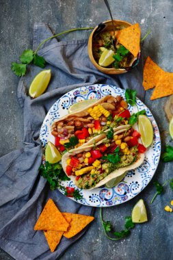 Guacamole ve Beans ile Vegan tacos. Tex-Mex