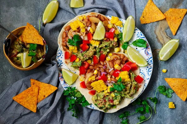 Tacos veganos con Guacamole y Frijoles. Tex-Mex —  Fotos de Stock