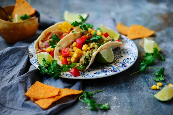 Vegan tacos med guacamole och bönor. Tex-mex — Stockfoto