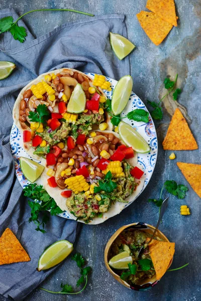 素食塔科斯与瓜卡莫莱和豆子。特克斯-梅克斯 — 图库照片