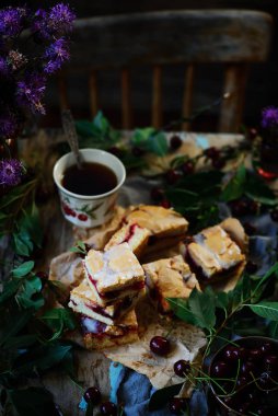 Ev yapımı Vişneli Börek Barlar... stil rustik.