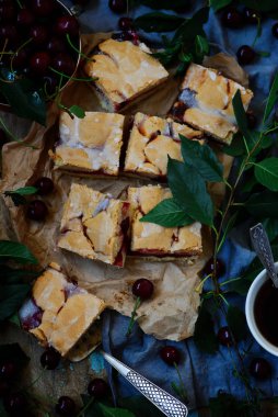 Ev yapımı Vişneli Börek Barlar... stil rustik.
