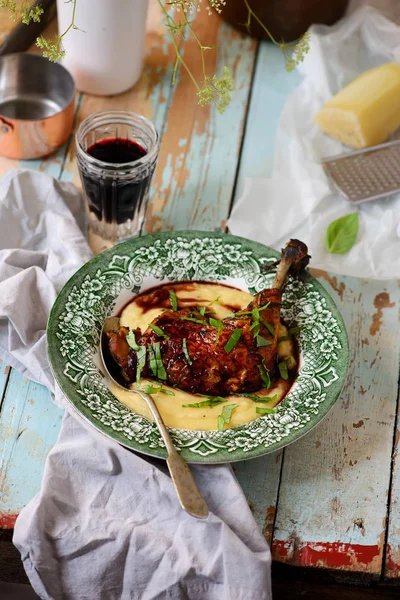 Pollo en salsa de vino con polenta.. estilo rústico —  Fotos de Stock