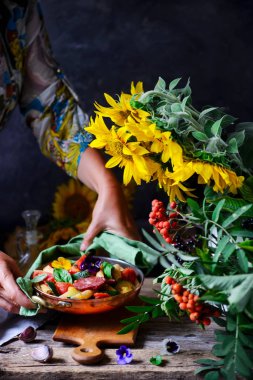 Salam lı makarna ve sebze. .stil rustik