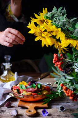 Salam lı makarna ve sebze. .stil rustik