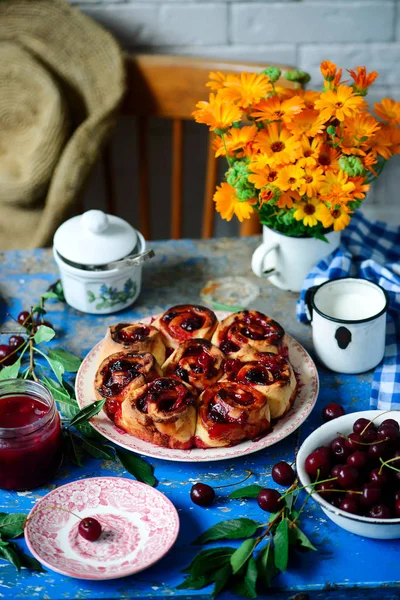 Cherry rustic  pie .style rustic  . natural light — Stock Photo, Image