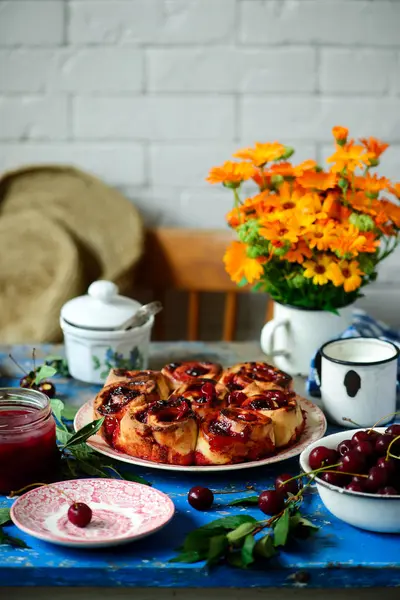 Cherry rustykalne ciasto. stylu rustykalnym. naturalne światło — Zdjęcie stockowe