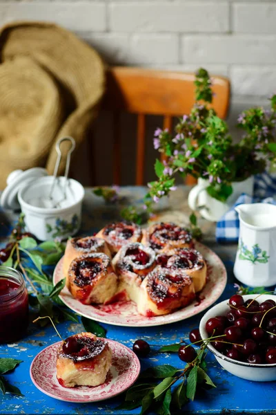 Tarte rustique cerise .style rustique. lumière naturelle — Photo