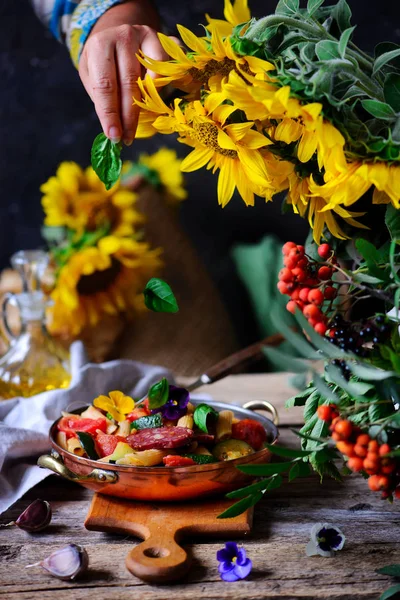 Pasta con salumi e verdure. .style rustico — Foto Stock