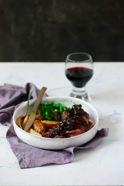 Steak met champignonsaus en aardappelen. — Stockfoto