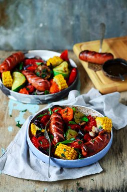 Izgara sebzeler ile sosis.style rustik
