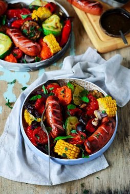 Izgara sebzeler ile sosis.style rustik