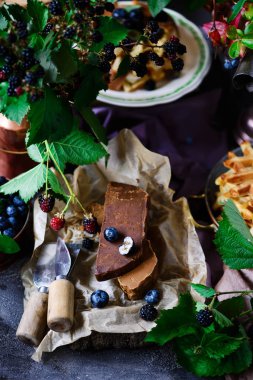 Kesme tahtasında Norveç peyniri brunost. seçici odaklama