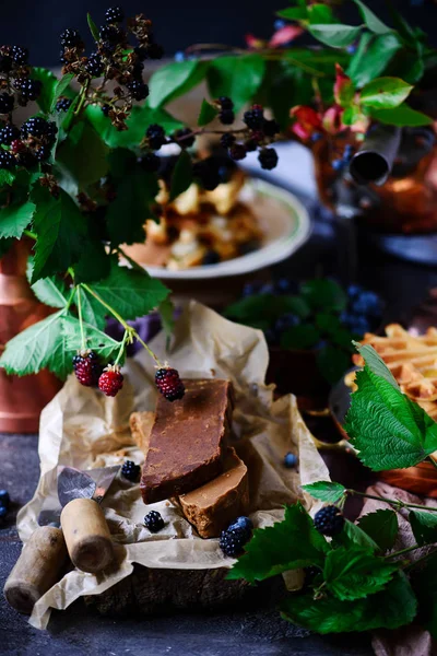 Noorse kaas Brunost op de snijplank. selectieve focus — Stockfoto