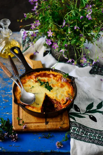 Grekisk moussaka i en stekpanna. — Stockfoto