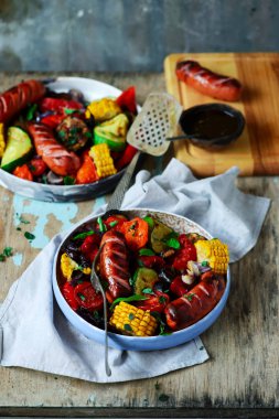 Izgara sebzeler ile sosis.style rustik