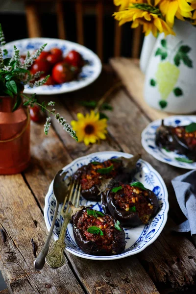 Aubergine farcie avec foyer agneau sélectif — Photo