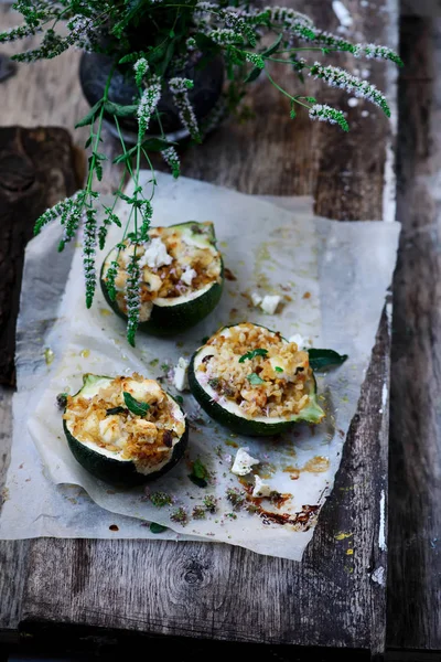 Zucchini gefüllt mit Bulgur und Feta.. selektiver Fokus — Stockfoto