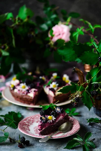 黑莓蛋糕与奶油奶酪霜冻.风格质朴 — 图库照片