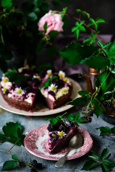 Gâteau aux mûres avec fromage à la crème Frosting.style rustique — Photo