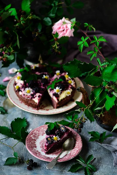 Gâteau aux mûres avec fromage à la crème Frosting.style rustique — Photo