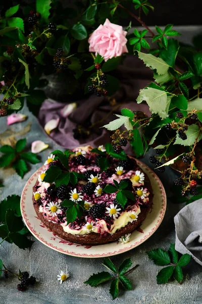 Bolo de amora com creme de queijo Frosting.style rústico — Fotografia de Stock