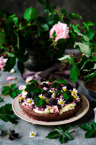 Gâteau aux mûres avec fromage à la crème Frosting.style rustique — Photo