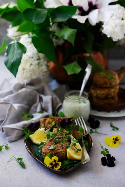 Tortas vegetarianas de trigo sarraceno.. estilo rústico — Foto de Stock