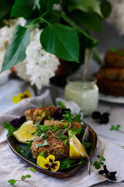 Tortas vegetarianas de trigo sarraceno.. estilo rústico — Foto de Stock