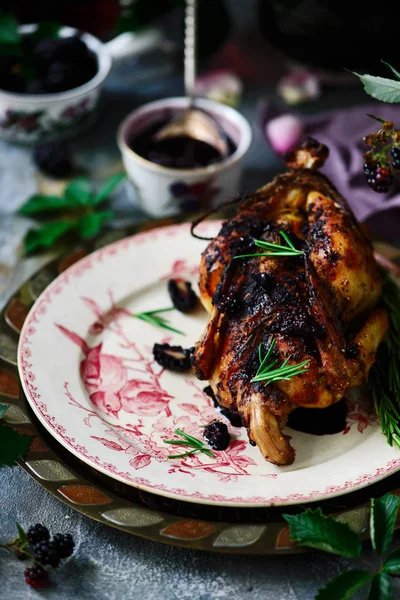 Chicken with blackberry sauce..style rustic — Stock Photo, Image