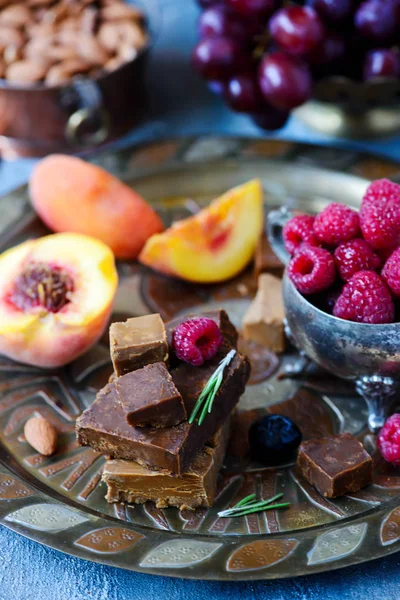 Noorse kaas Brunost op de snijplank. selectieve focus — Stockfoto