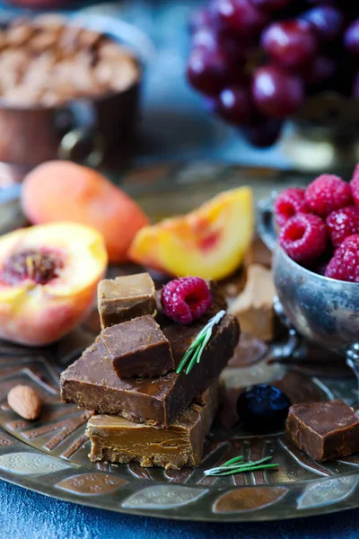 Brunost di formaggio norvegese sul tagliere. focus selettivo — Foto Stock