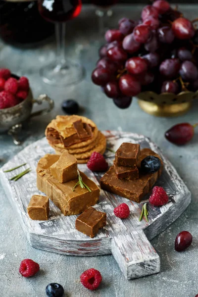 Noorse kaas Brunost op de snijplank. selectieve focus — Stockfoto