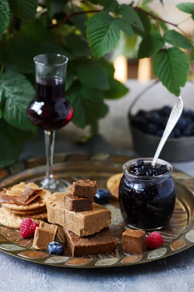 Noorse kaas Brunost op de snijplank. selectieve focus — Stockfoto