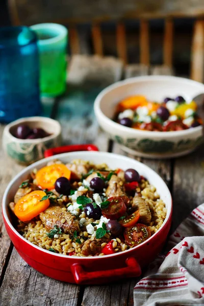 Ein-Topf griechisches Oregano-Huhn und Orzo mit Tomaten — Stockfoto